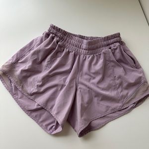 Lululemon lilac quartz hotty hots size 4, 4”